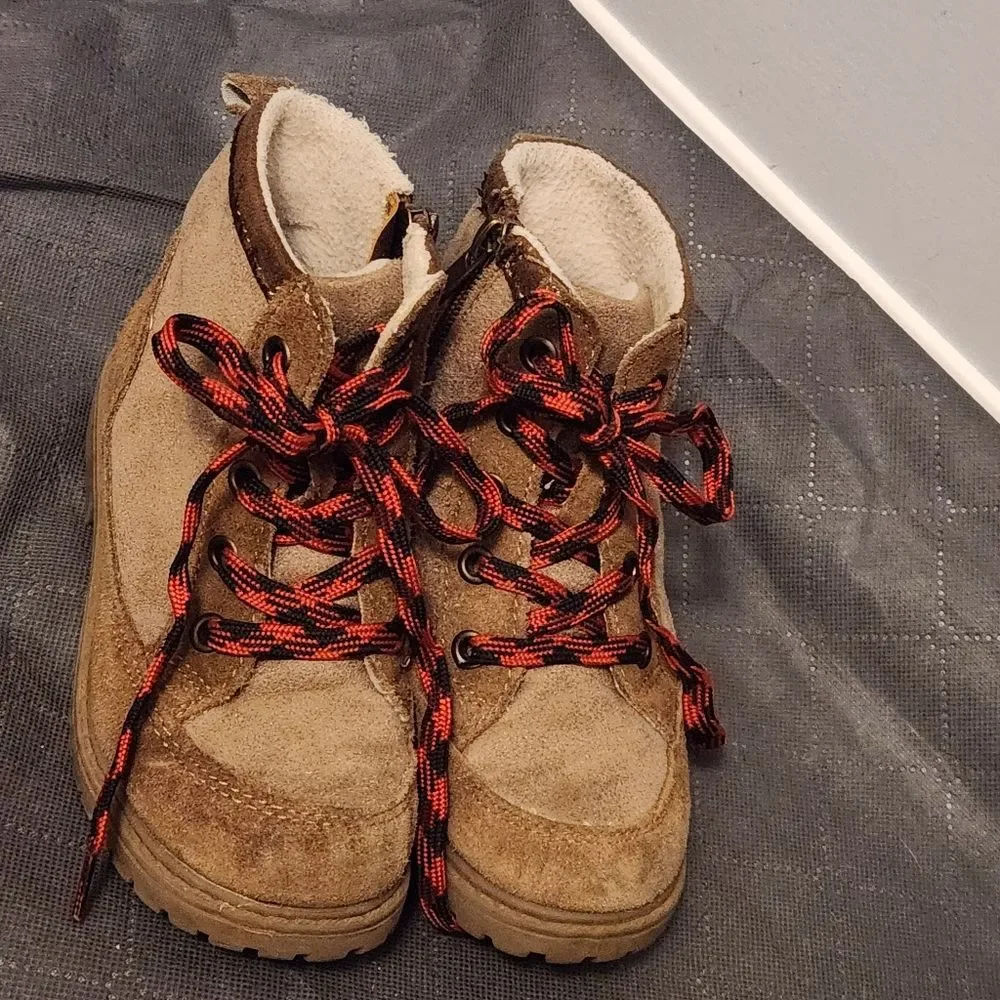 (3 ITEMS FOR $25)Kids Dayfive Lil Ridge Brown Boots with Red Laces. Size 11M